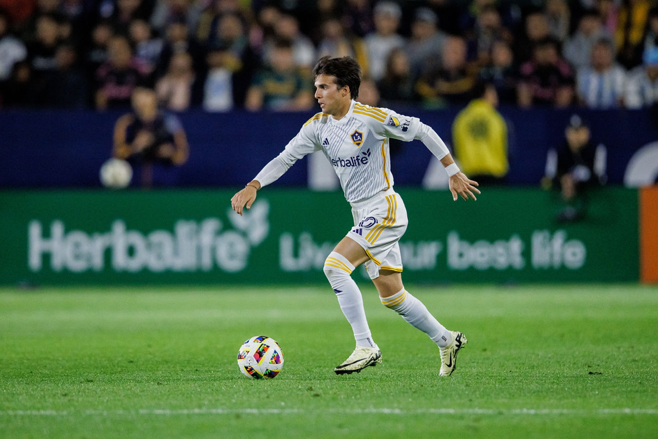 An Herbalife-sponsored athlete playing professional soccer. 